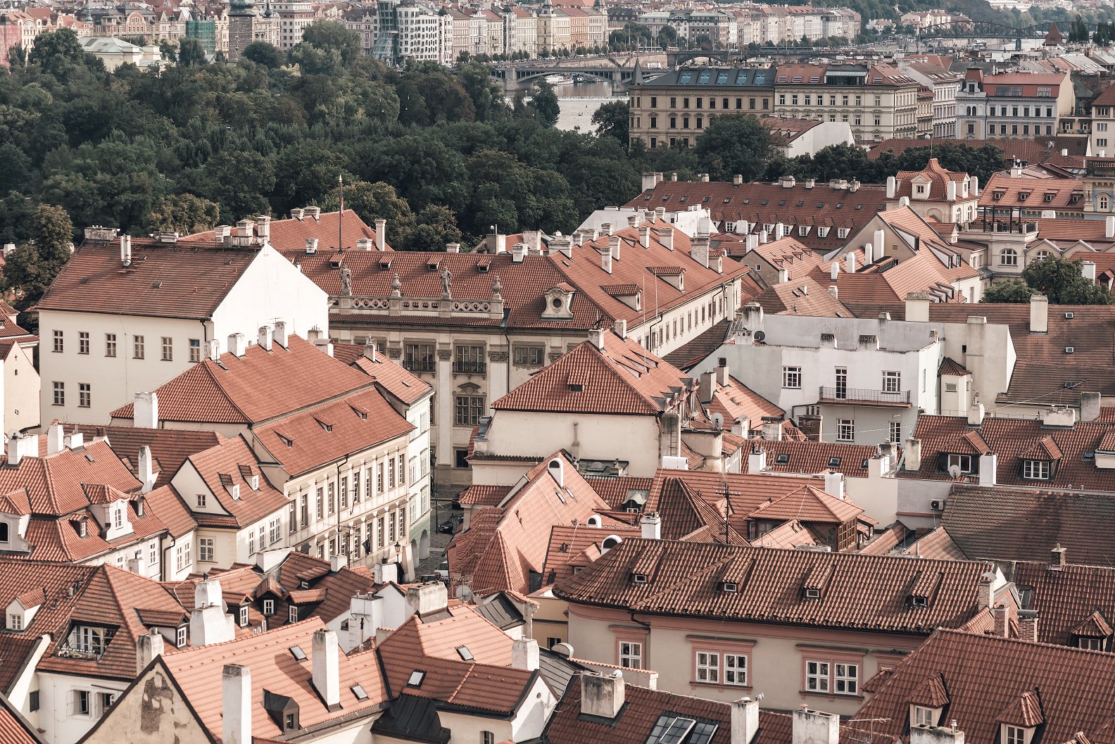 布拉格屋顶和城市景观 Prague Rooftops Cityscape插图3