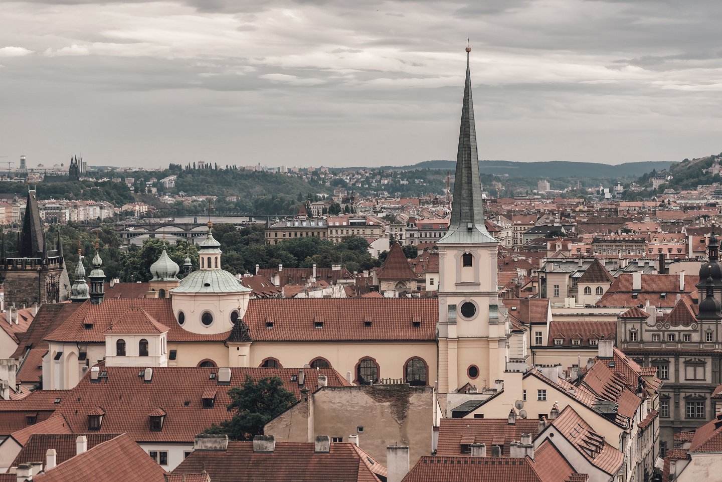布拉格屋顶和城市景观 Prague Rooftops Cityscape插图2