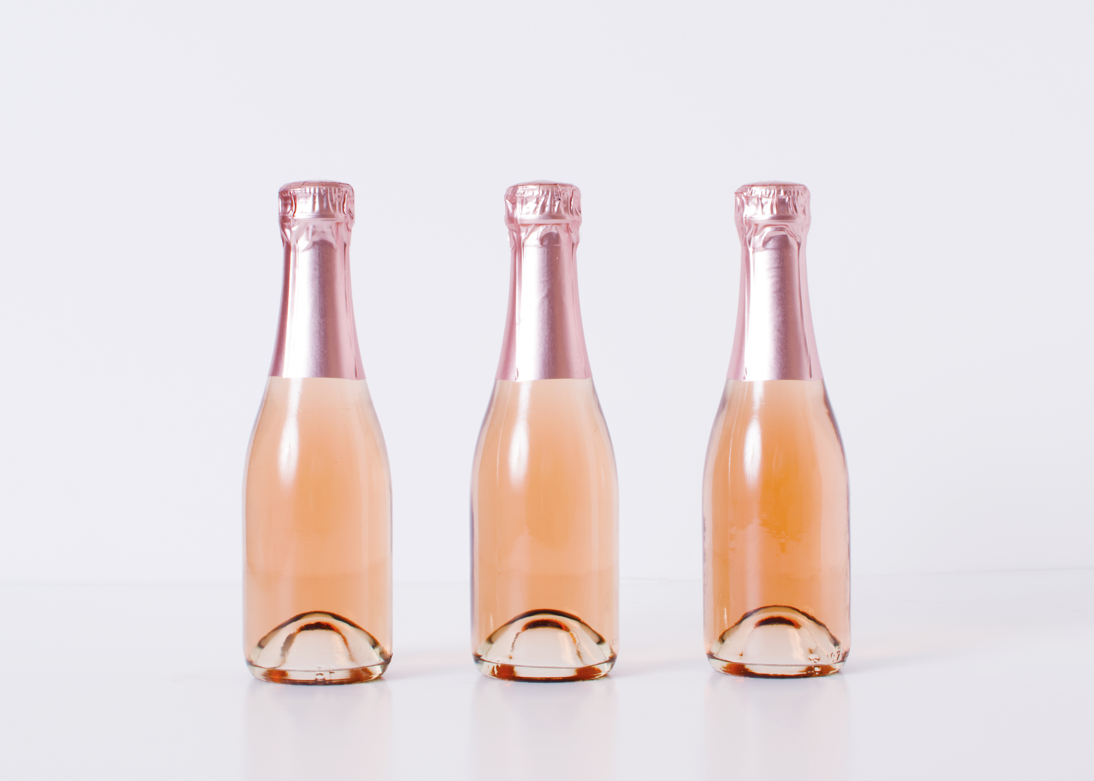 迷你香槟包装标签设计提案展示样机 Mini Champagne Bottle Mock Up Bundle插图1