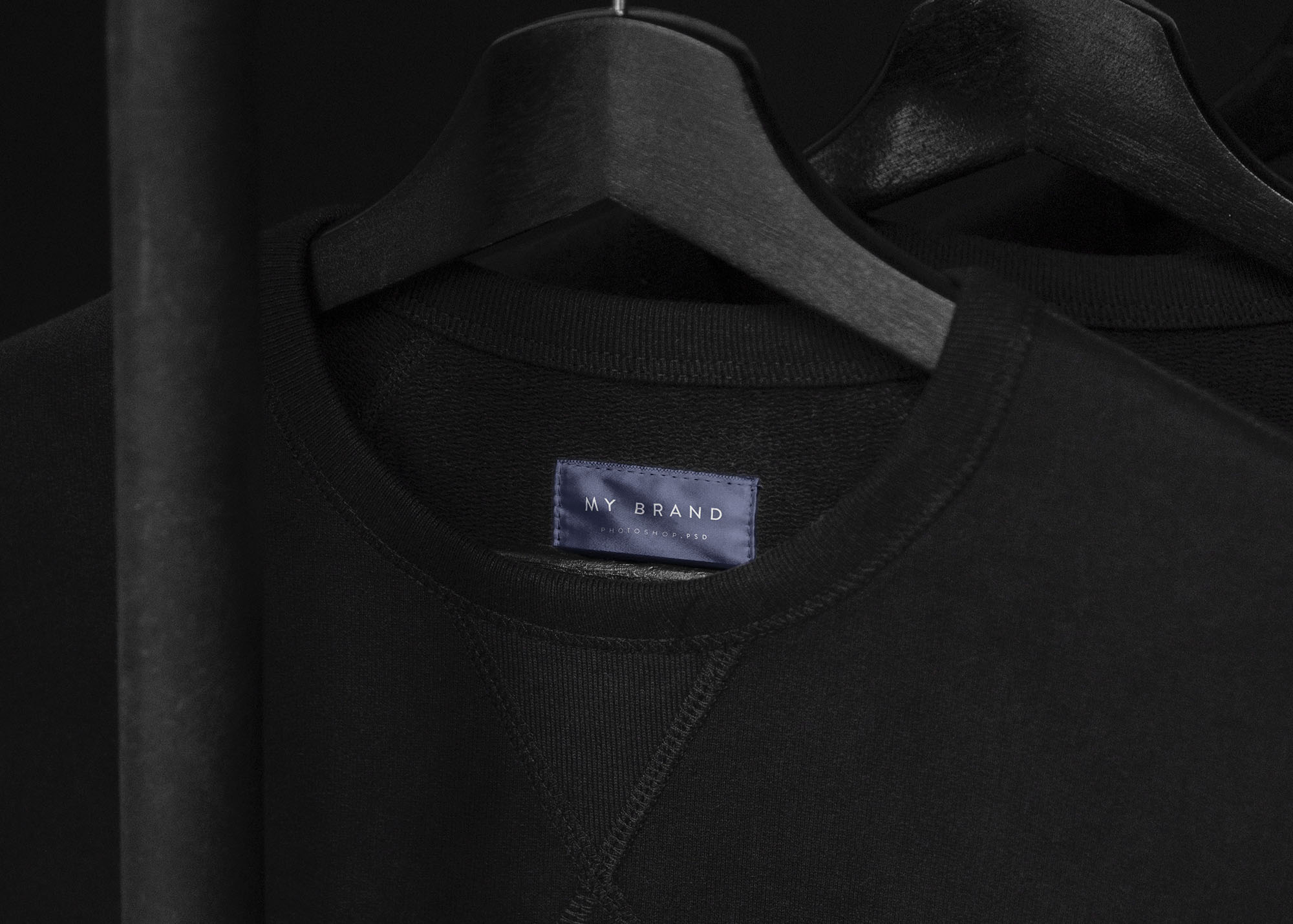 服装T恤品牌LOGO标签设计展示样机PSD智能贴图模板 Clothing Label Mockup插图2