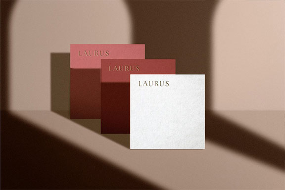 方形浮雕效果名片展示样机 Laurus – Embossed Square Cards