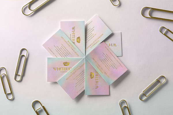 金色浮雕效果图名片设计样机模板 Fan of Luxury Business Cards with Gold Embossing Mockup 1