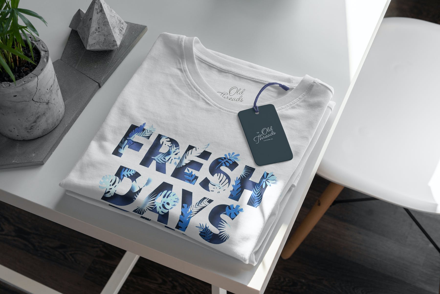 4款服装店场景折叠t恤半袖衫样机tshirtshoppingmockup