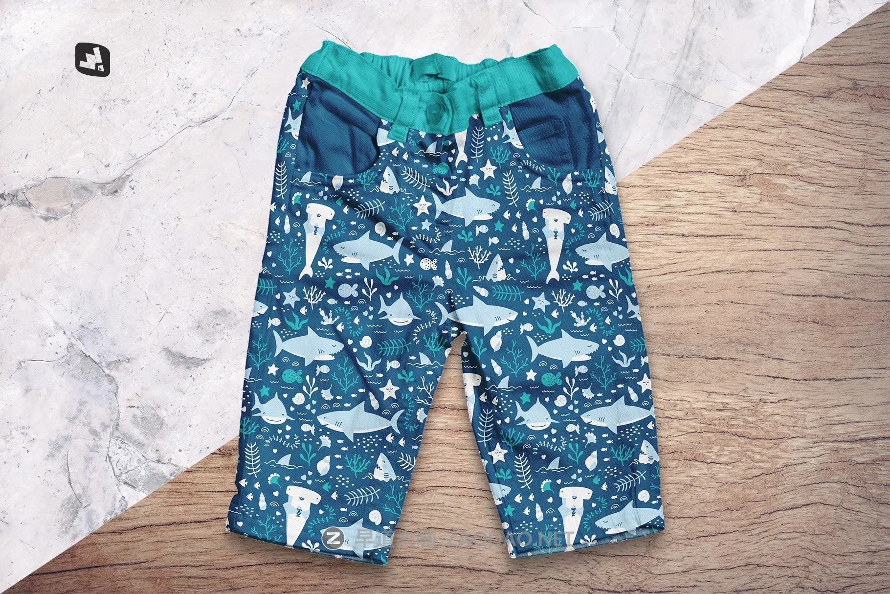 儿童牛仔裤印花图案设计贴图样机 Top View Kid’s Jeans Mockup插图4 儿童牛仔裤印花图案设计贴图样机 Top View Kid’s Jeans Mockup插图4