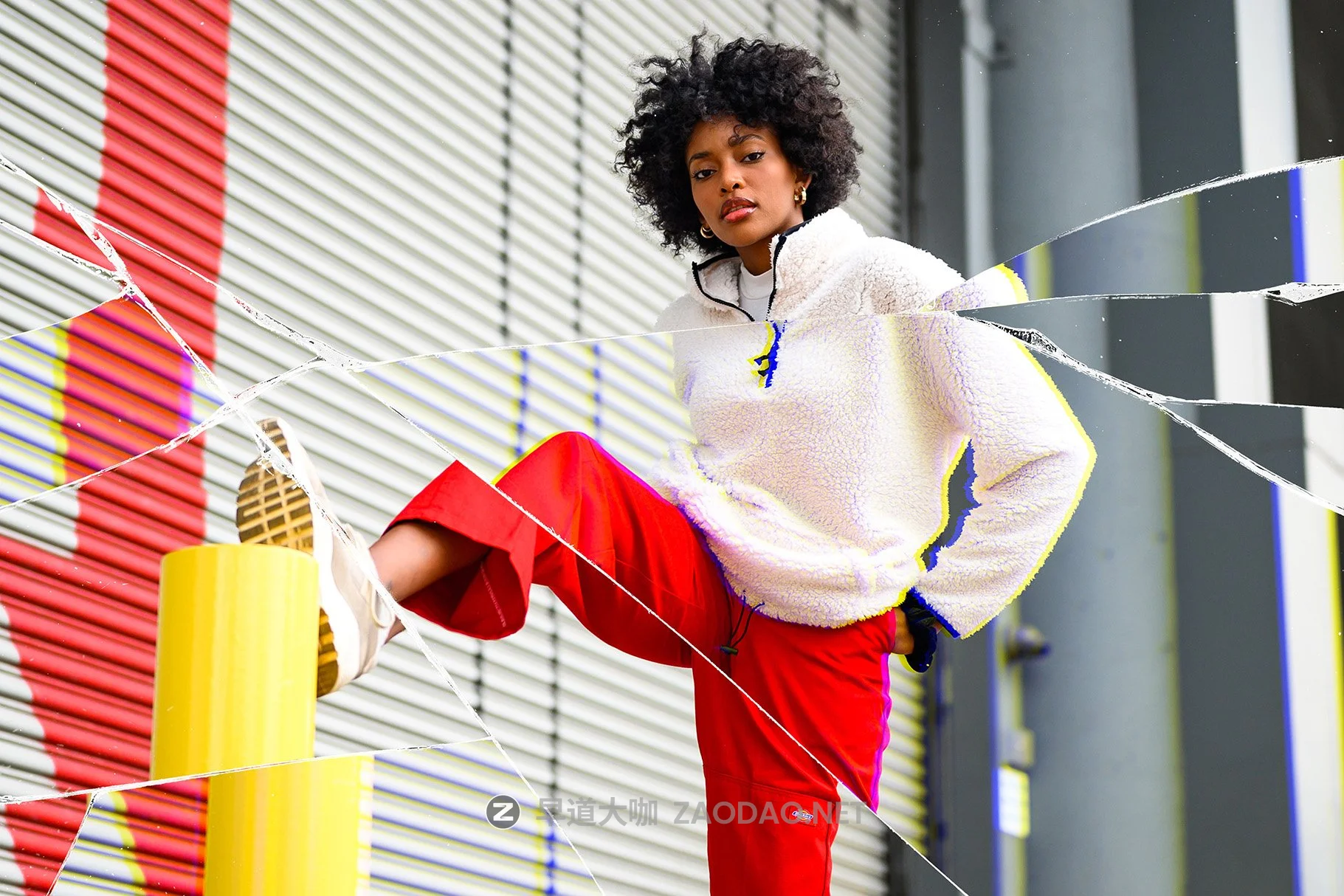 潮流破裂破碎玻璃效果照片处理特效PS样式模板素材 Broken Mirror Photo Effect插图2 潮流破裂破碎玻璃效果照片处理特效PS样式模板素材 Broken Mirror Photo Effect插图2