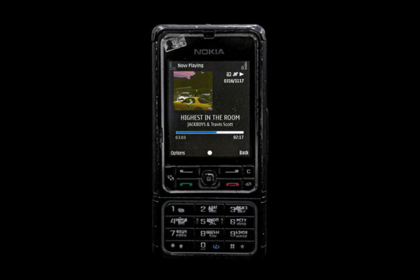 潮流复古诺基亚N72手机屏幕音乐播放器设计展示贴图样机模板 VSSSART – Express Music Mockup