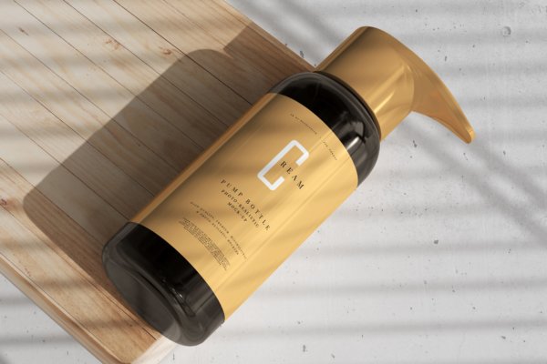 高端琥珀色化妆品玻璃泵瓶标签设计展示样机 Amber Glass Pump Bottle Mockup