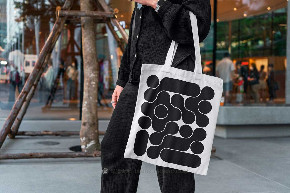 19款时尚单肩帆布包手提袋印花图案设计PS展示贴图样机模板素材 Tote Bag Urban MockUps插图1