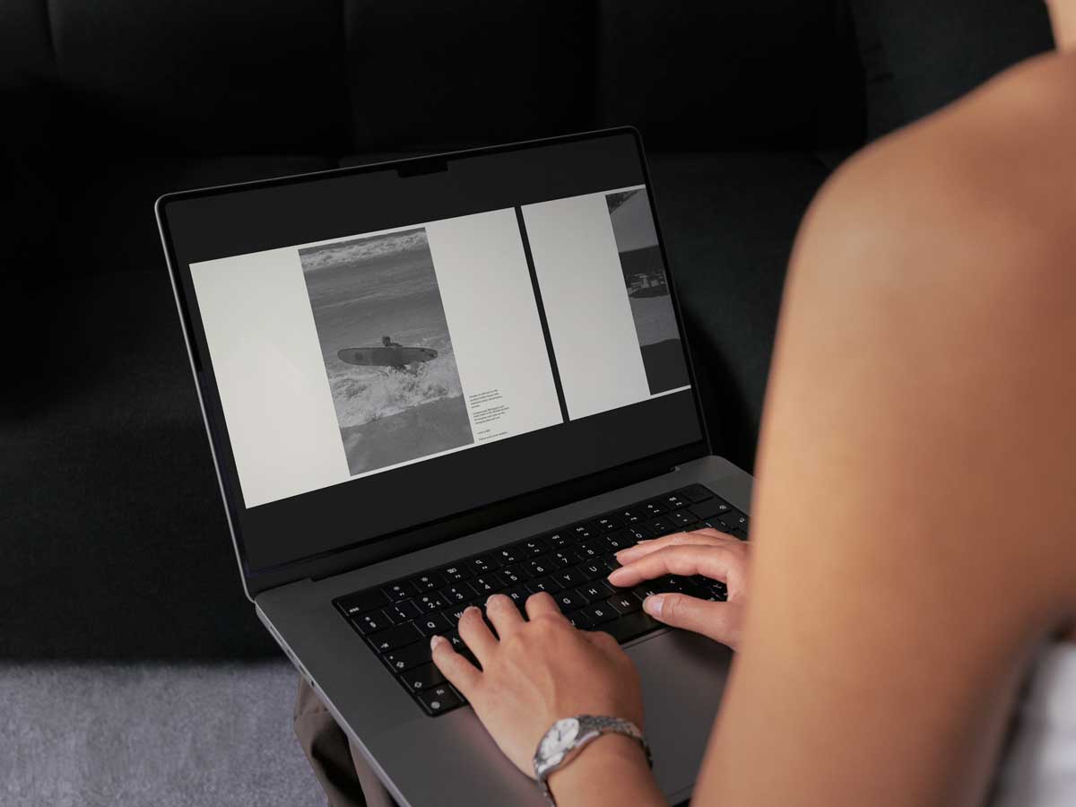 8款时尚品牌LOGO设计海报服装MacBook电脑iPhone手机展示贴图PSD样机模板 Akoya Studio – Brand mockup collection 01插图3