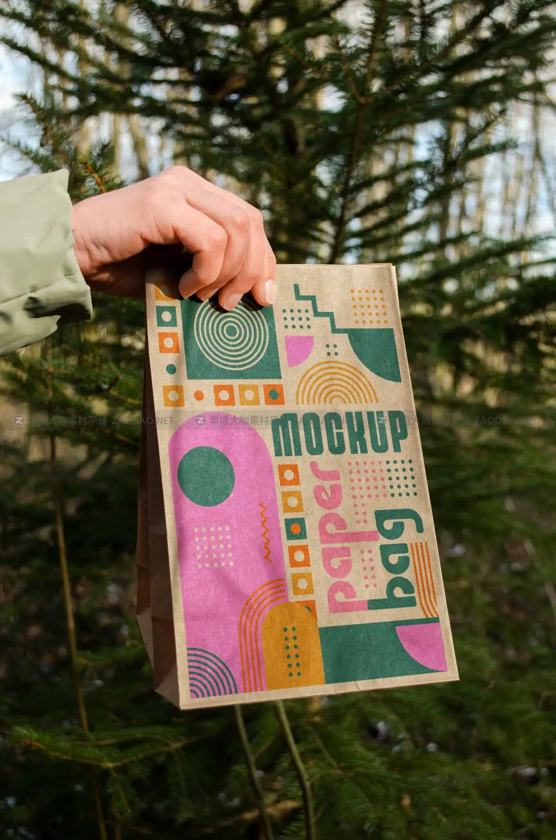 12款时尚手持汉堡面包包装袋外卖纸袋设计展示效果图PSD样机模板 Paper Bag Mockups插图3