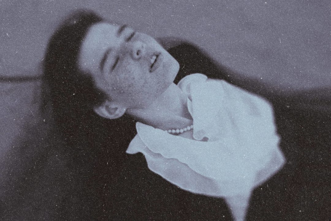 CFgjMhQZ-monochrome-cinematic-photo-effect