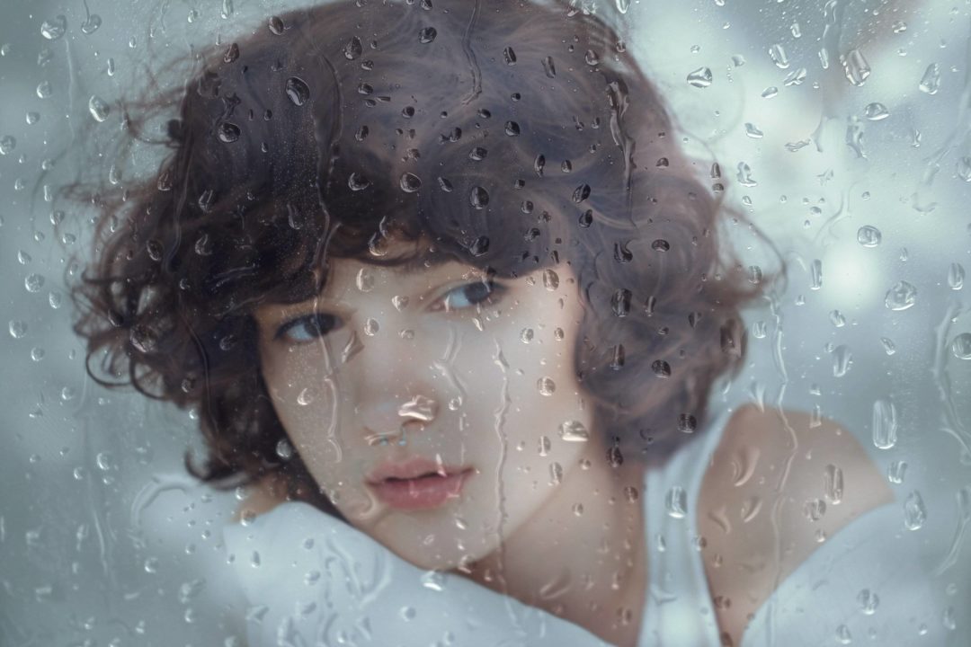 xRJcuPBp-cinematic-raindrops-on-the-glass-photo-effect-1