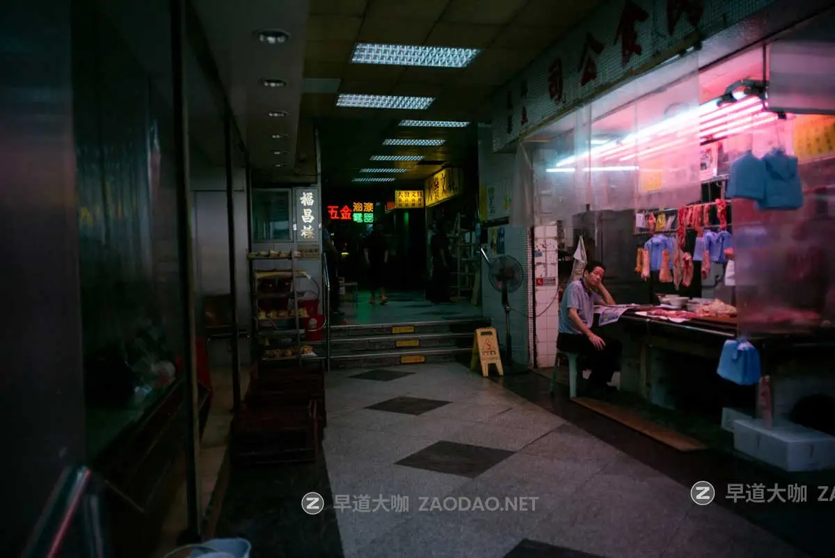 潮流电影质感红色/金棕色/深蓝色色调颗粒纹理模拟人文扫街照片调色Lightroom预设 Andre Josselin – Signature Presets插图26 潮流电影质感红色/金棕色/深蓝色色调颗粒纹理模拟人文扫街照片调色Lightroom预设 Andre Josselin – Signature Presets插图26