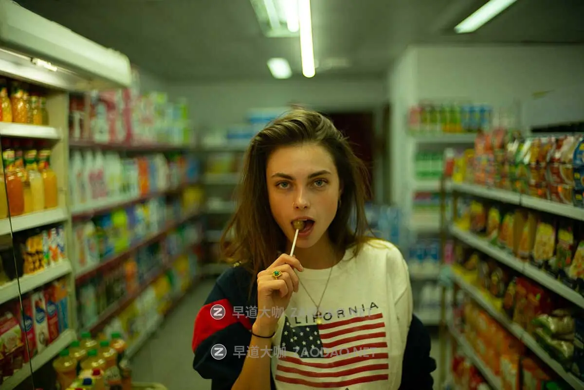 潮流电影质感红色/金棕色/深蓝色色调颗粒纹理模拟人文扫街照片调色Lightroom预设 Andre Josselin – Signature Presets插图32 潮流电影质感红色/金棕色/深蓝色色调颗粒纹理模拟人文扫街照片调色Lightroom预设 Andre Josselin – Signature Presets插图32