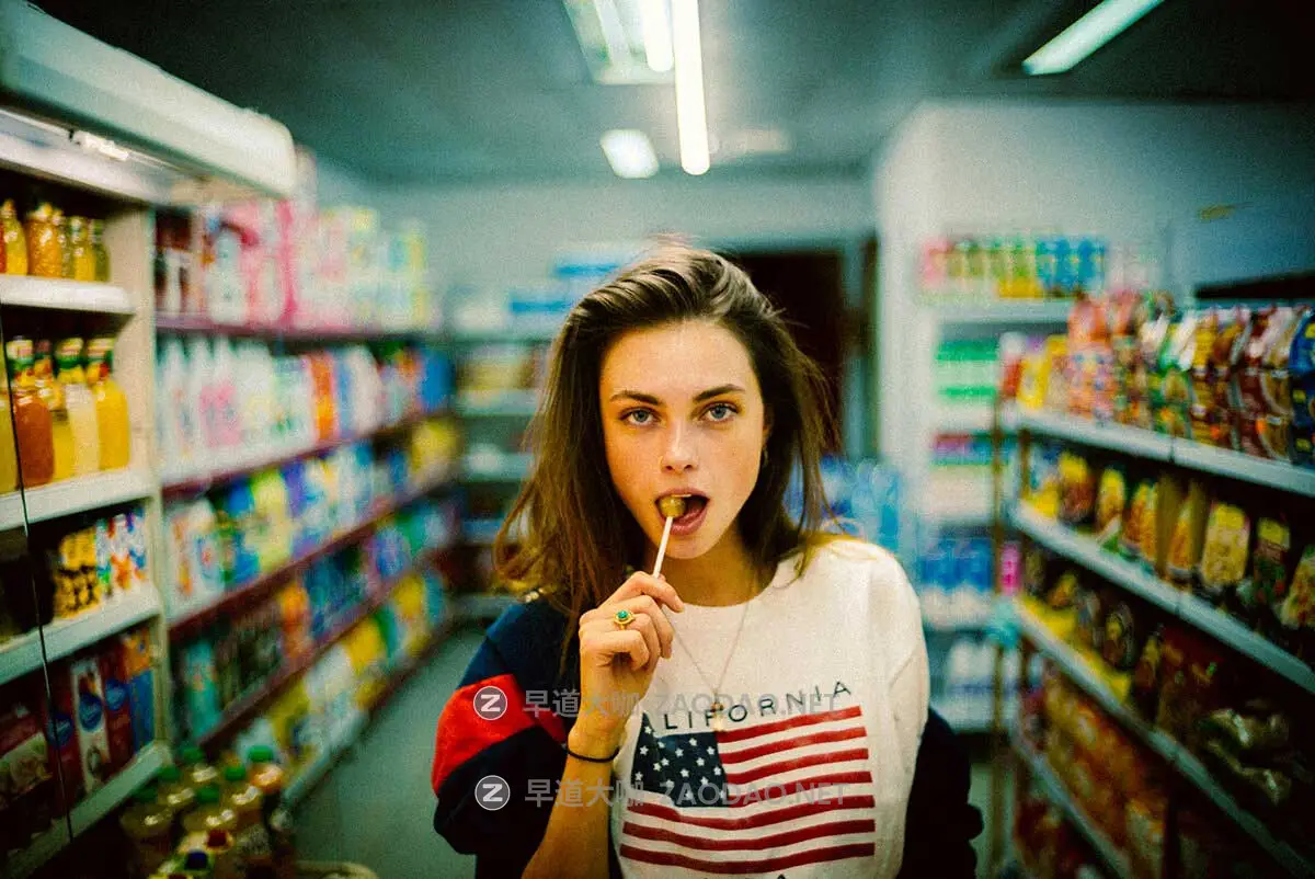 潮流电影质感红色/金棕色/深蓝色色调颗粒纹理模拟人文扫街照片调色Lightroom预设 Andre Josselin – Signature Presets插图31 潮流电影质感红色/金棕色/深蓝色色调颗粒纹理模拟人文扫街照片调色Lightroom预设 Andre Josselin – Signature Presets插图31