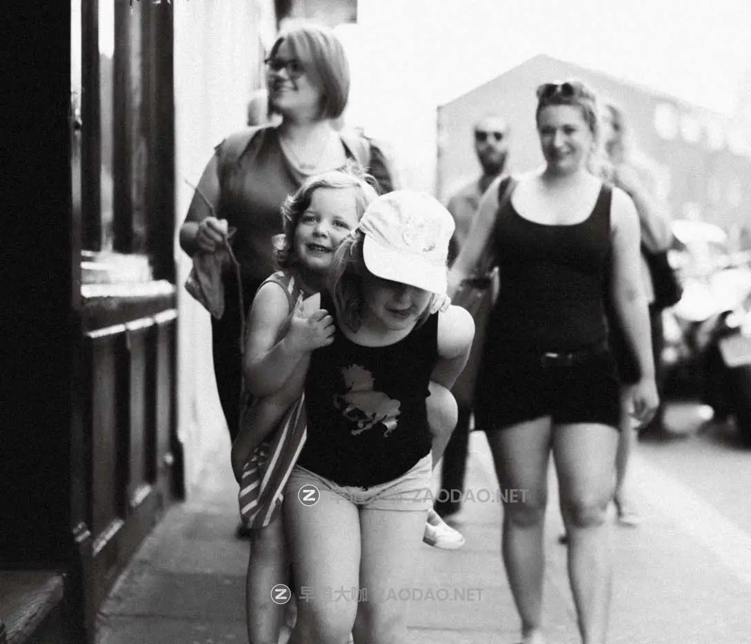 怀旧电影外观柯达Cinestill胶片颗粒模拟肖像扫街照片调色Lightroom预设/PS动作 Jamie Windsor – Lightroom Presets 4 – Cinestill插图26 怀旧电影外观柯达Cinestill胶片颗粒模拟肖像扫街照片调色Lightroom预设/PS动作 Jamie Windsor – Lightroom Presets 4 – Cinestill插图26