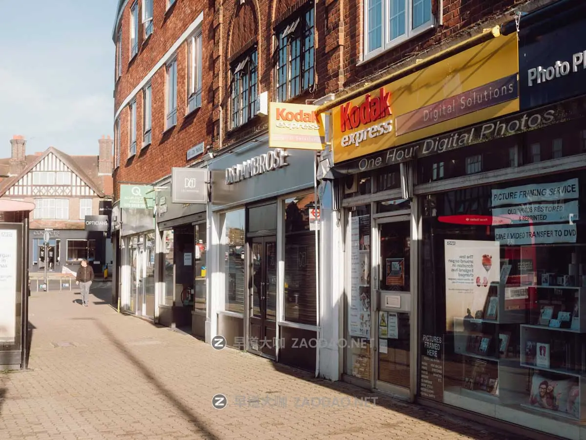 怀旧电影外观柯达Cinestill胶片颗粒模拟肖像扫街照片调色Lightroom预设/PS动作 Jamie Windsor – Lightroom Presets 4 – Cinestill插图13 怀旧电影外观柯达Cinestill胶片颗粒模拟肖像扫街照片调色Lightroom预设/PS动作 Jamie Windsor – Lightroom Presets 4 – Cinestill插图13