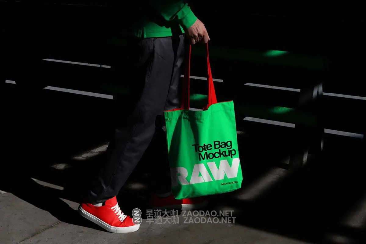 6款高级黑化风真实帆布袋手提袋长袖衬衫T恤设计展示贴图PSD样机模板 Tote Bag and Shirt Mockups RAW Series插图2 6款高级黑化风真实帆布袋手提袋长袖衬衫T恤设计展示贴图PSD样机模板 Tote Bag and Shirt Mockups RAW Series插图2