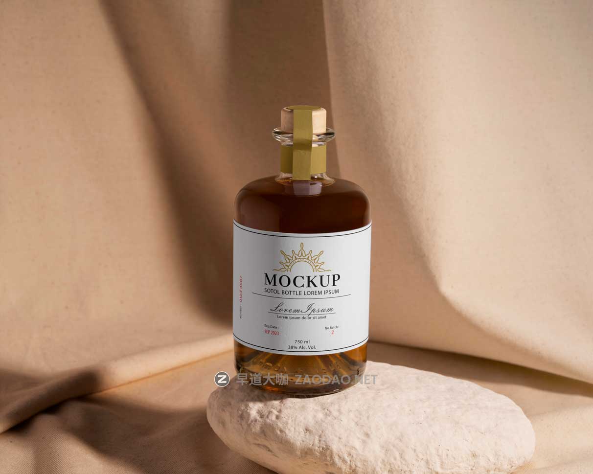 时尚国外红酒葡萄酒玻璃酒瓶标签贴纸设计展示效果图PSD样机MOCKUP模板素材 Sotol Bottle Mockup Vol 1插图1