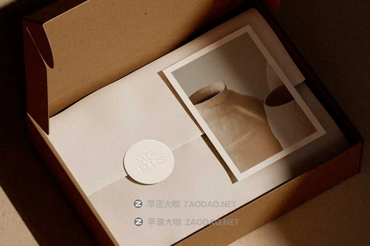 时尚服装鞋产品包装盒快递盒设计展示效果图PS贴图样机模板素材 Mailing Box Mockup – Kraft Mailer 01插图7 时尚服装鞋产品包装盒快递盒设计展示效果图PS贴图样机模板素材 Mailing Box Mockup – Kraft Mailer 01插图7