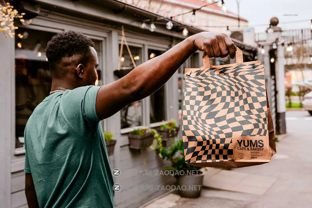 7款国外模特手持购物手提袋纸袋咖啡袋打包袋VI设计展示PS贴图样机MOCKUP模板素材 Paper Bag Mockup Set (outdoor) by Creatsy插图3 7款国外模特手持购物手提袋纸袋咖啡袋打包袋VI设计展示PS贴图样机MOCKUP模板素材 Paper Bag Mockup Set (outdoor) by Creatsy插图3
