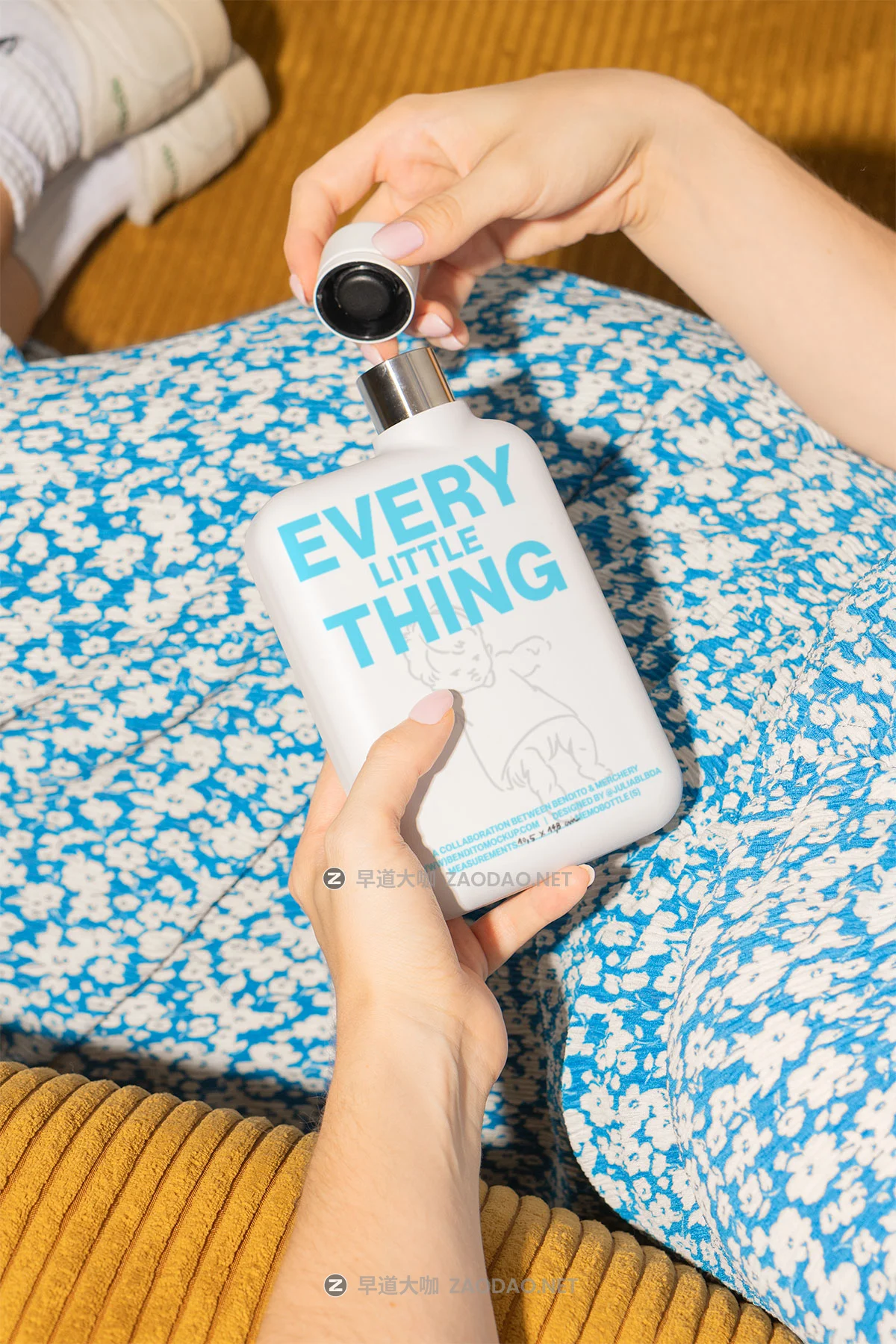 7款国外小众帆布袋T恤袜子电脑包保温水杯品牌VI设计PS展示效果图样机模板 Bendito Mockup – Every Little Thing P4插图5 7款国外小众帆布袋T恤袜子电脑包保温水杯品牌VI设计PS展示效果图样机模板 Bendito Mockup – Every Little Thing P4插图5