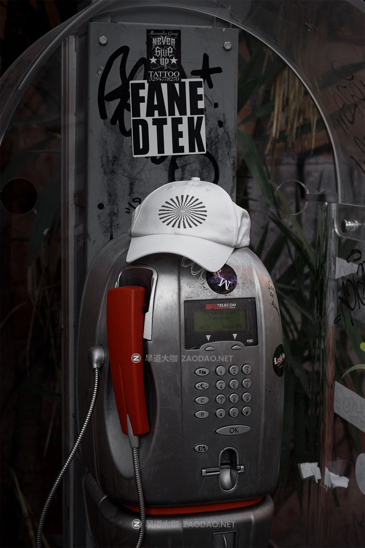 8款国外小众棒球帽帆布袋报纸海报招贴设计展示效果图PSD样机模板 Format Mockup – BATCH 003 Collection P2插图3 8款国外小众棒球帽帆布袋报纸海报招贴设计展示效果图PSD样机模板 Format Mockup – BATCH 003 Collection P2插图3