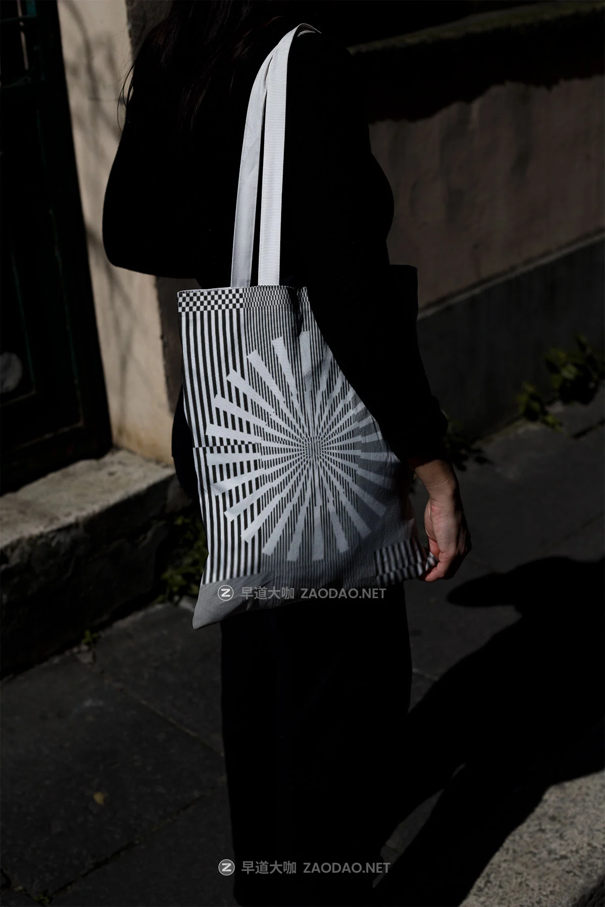 7款国外小众帆布袋包装盒海报招贴标牌广告牌iPhone手机vi设计展示效果图PSD样机模板 Format Mockup – BATCH 003 Collection P3插图3 7款国外小众帆布袋包装盒海报招贴标牌广告牌iPhone手机vi设计展示效果图PSD样机模板 Format Mockup – BATCH 003 Collection P3插图3