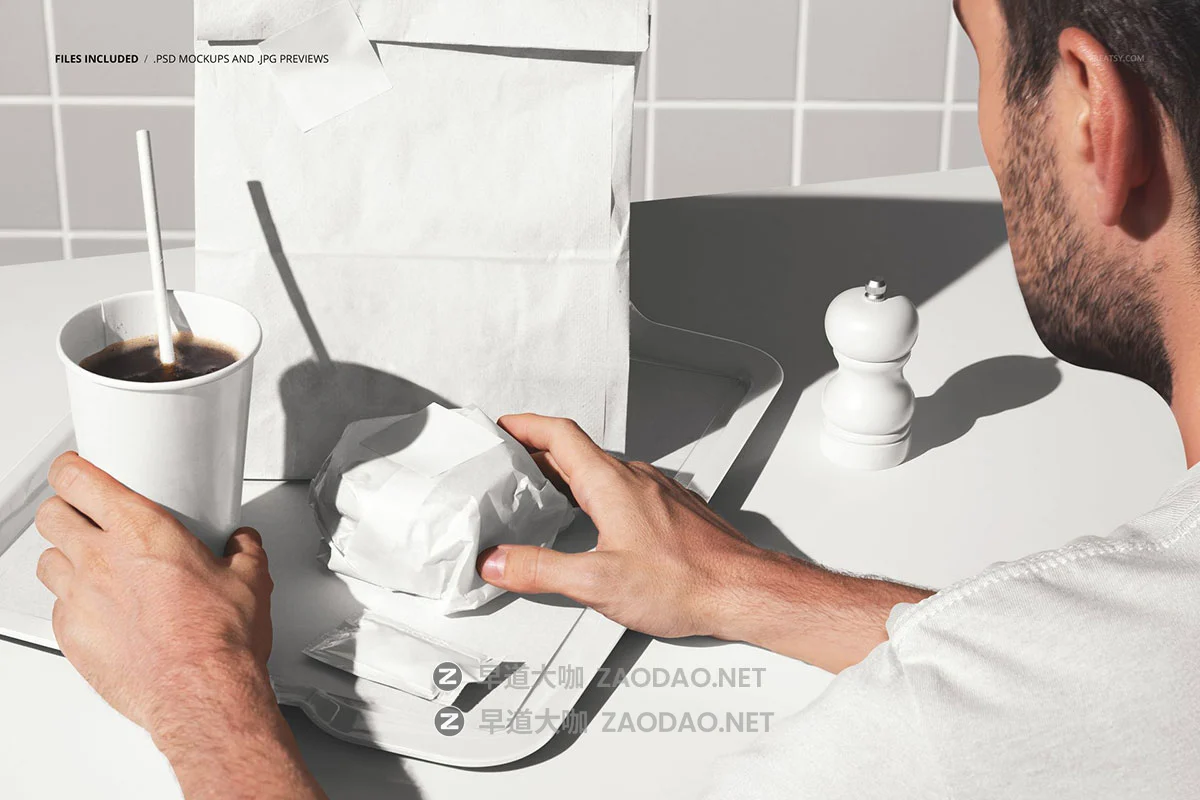 1款真实场景咖啡杯汉堡包装纸外卖打包袋番茄酱海报vi设计展示ps贴图样机 Person in Fast Food Burger Restaurant Mockup插图1 1款真实场景咖啡杯汉堡包装纸外卖打包袋番茄酱海报vi设计展示ps贴图样机 Person in Fast Food Burger Restaurant Mockup插图1