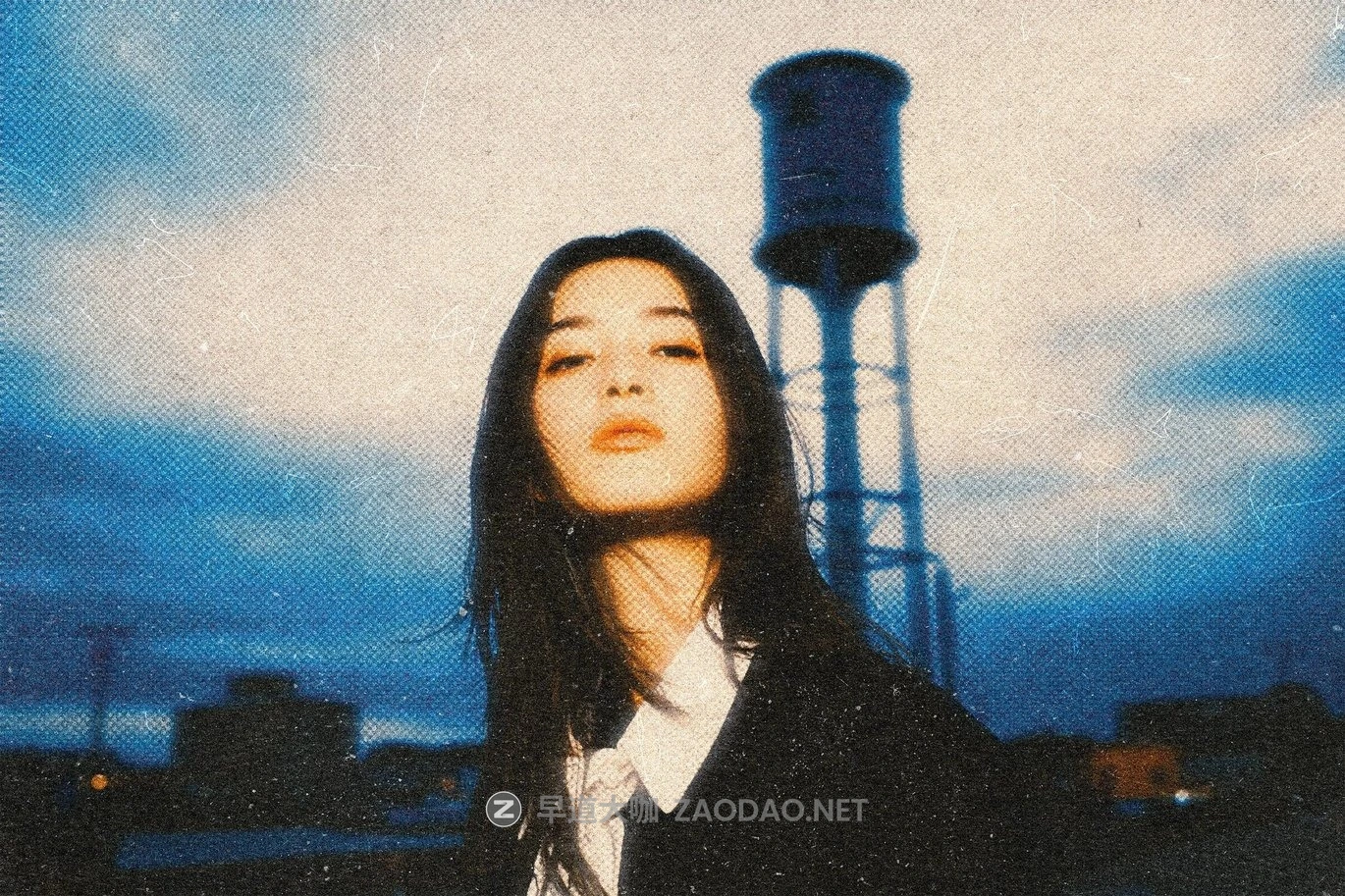 模糊半调划痕照片效果ps特效滤镜样机 Slightly Smudged Halftone Effect插图1 模糊半调划痕照片效果ps特效滤镜样机 Slightly Smudged Halftone Effect插图1