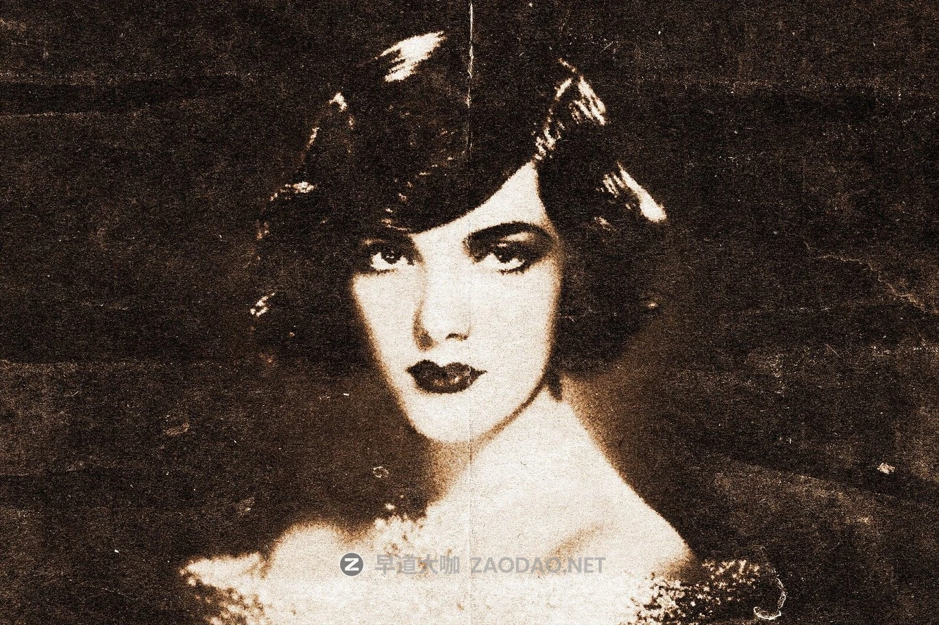 复古模糊燥点折痕打印照片效果ps特效滤镜样机 Vintage Photo Printer Effect插图1 复古模糊燥点折痕打印照片效果ps特效滤镜样机 Vintage Photo Printer Effect插图1