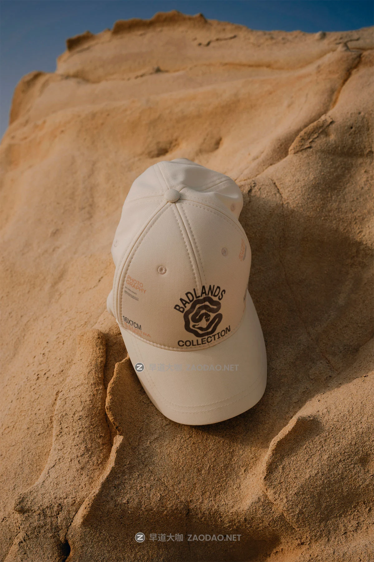 8款沙漠场景名片棒球帽渔夫帽iPhone手机MacBook电脑书籍T恤vi设计贴图psd样机模板 Bendito Mockup – BADLANDS Collection P1插图5 8款沙漠场景名片棒球帽渔夫帽iPhone手机MacBook电脑书籍T恤vi设计贴图psd样机模板 Bendito Mockup – BADLANDS Collection P1插图5