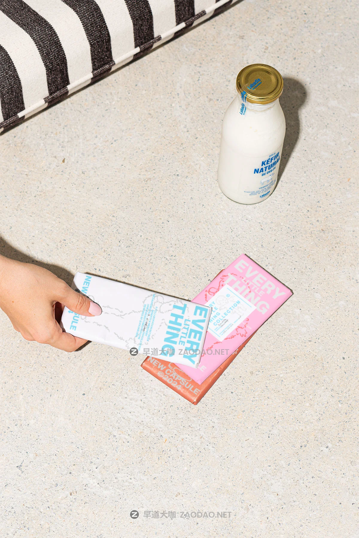 7款国外小众T恤袜子保温水杯笔记本巧克力包装品牌VI设计PS展示效果图样机模板 Bendito Mockup – Every Little Thing P5插图7 7款国外小众T恤袜子保温水杯笔记本巧克力包装品牌VI设计PS展示效果图样机模板 Bendito Mockup – Every Little Thing P5插图7