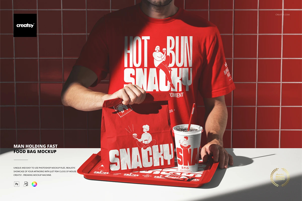 1款时尚男模特手持汉堡快餐包装袋可乐杯T恤海报vi设计ps贴图样机模板 Man Holding Fast Food Bag Mockup特色图 1款时尚男模特手持汉堡快餐包装袋可乐杯T恤海报vi设计ps贴图样机模板 Man Holding Fast Food Bag Mockup