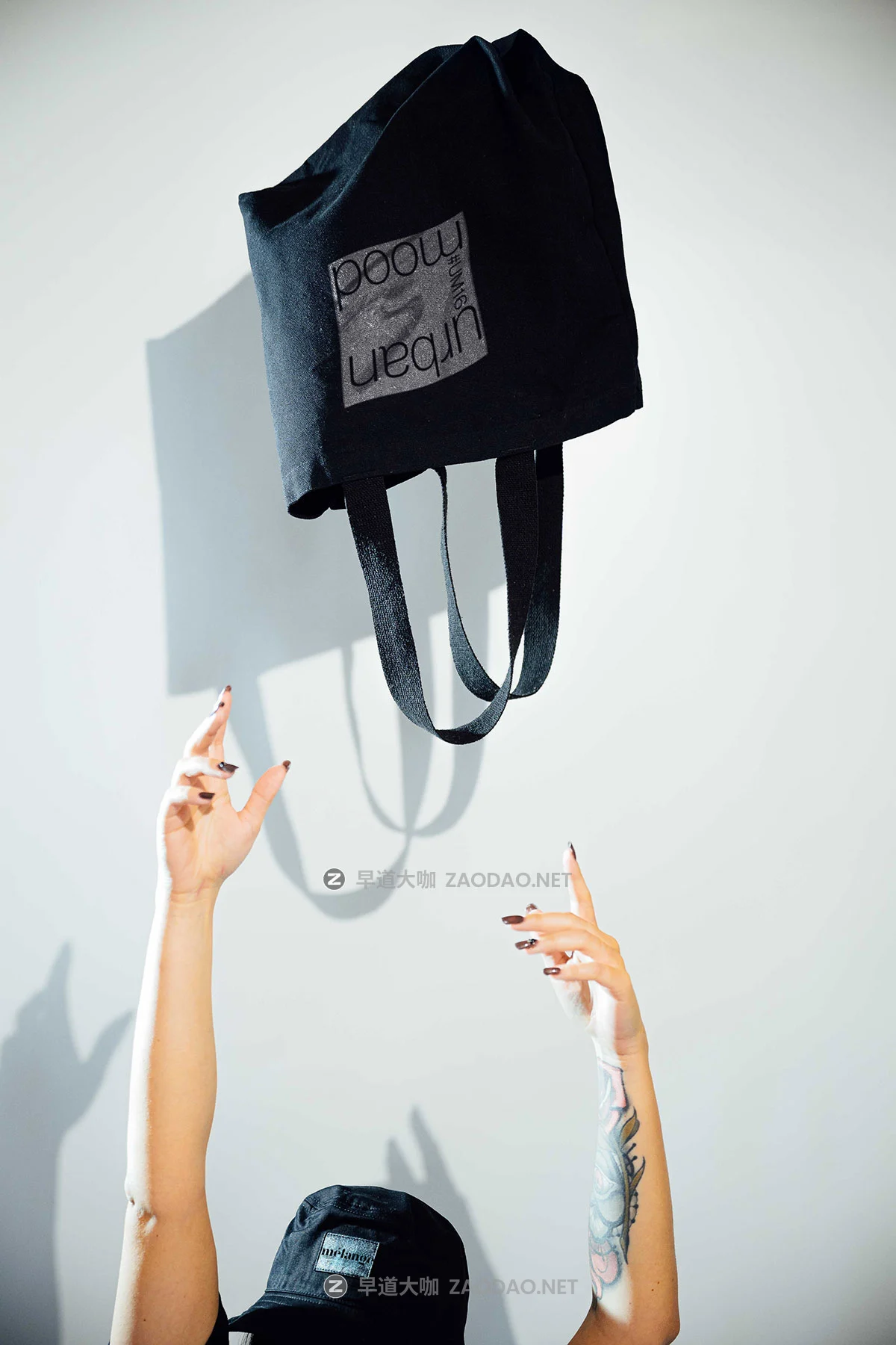 33款国外高级名牌标牌报纸海报扇子帆布袋挂绳渔夫帽手机电脑vi贴图psd样机模板 MelangeMockup – Urban Mood Mockup Collection插图6 33款国外高级名牌标牌报纸海报扇子帆布袋挂绳渔夫帽手机电脑vi贴图psd样机模板 MelangeMockup – Urban Mood Mockup Collection插图6