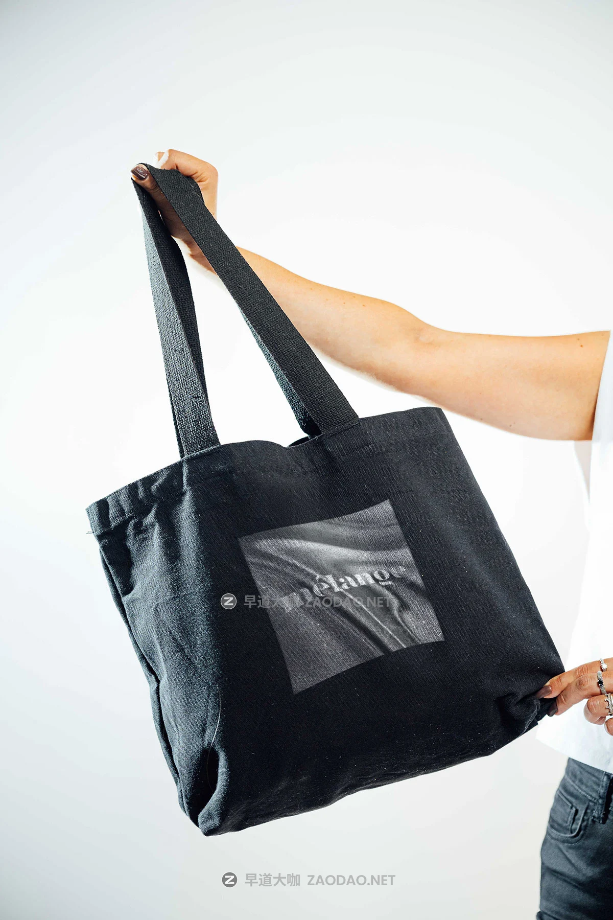 33款国外高级名牌标牌报纸海报扇子帆布袋挂绳渔夫帽手机电脑vi贴图psd样机模板 MelangeMockup – Urban Mood Mockup Collection插图7 33款国外高级名牌标牌报纸海报扇子帆布袋挂绳渔夫帽手机电脑vi贴图psd样机模板 MelangeMockup – Urban Mood Mockup Collection插图7