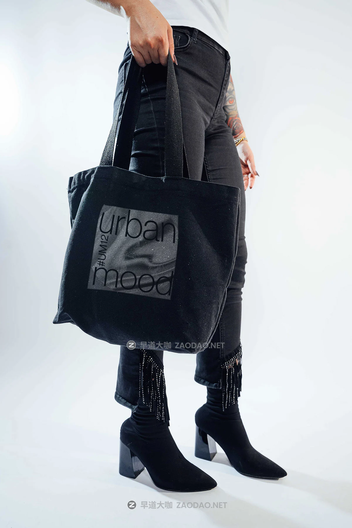 33款国外高级名牌标牌报纸海报扇子帆布袋挂绳渔夫帽手机电脑vi贴图psd样机模板 MelangeMockup – Urban Mood Mockup Collection插图9 33款国外高级名牌标牌报纸海报扇子帆布袋挂绳渔夫帽手机电脑vi贴图psd样机模板 MelangeMockup – Urban Mood Mockup Collection插图9