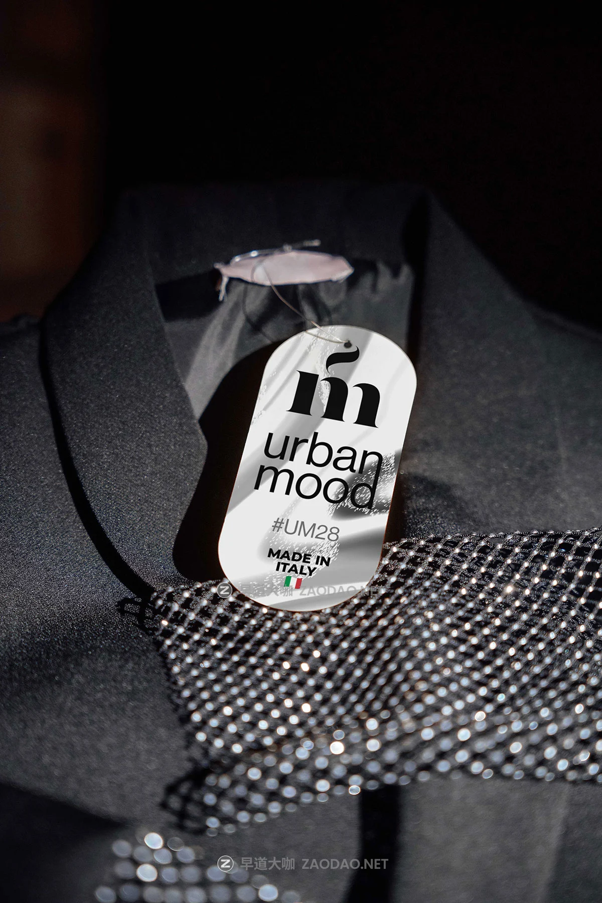 33款国外高级名牌标牌报纸海报扇子帆布袋挂绳渔夫帽手机电脑vi贴图psd样机模板 MelangeMockup – Urban Mood Mockup Collection插图17 33款国外高级名牌标牌报纸海报扇子帆布袋挂绳渔夫帽手机电脑vi贴图psd样机模板 MelangeMockup – Urban Mood Mockup Collection插图17