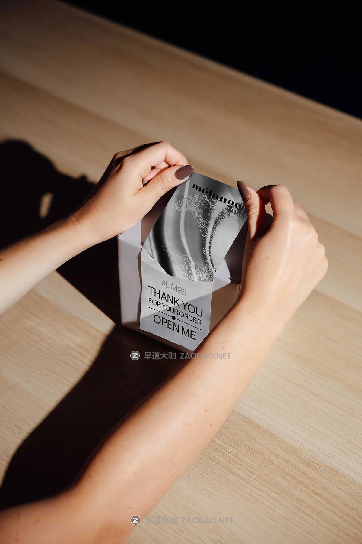 33款国外高级名牌标牌报纸海报扇子帆布袋挂绳渔夫帽手机电脑vi贴图psd样机模板 MelangeMockup – Urban Mood Mockup Collection插图18 33款国外高级名牌标牌报纸海报扇子帆布袋挂绳渔夫帽手机电脑vi贴图psd样机模板 MelangeMockup – Urban Mood Mockup Collection插图18