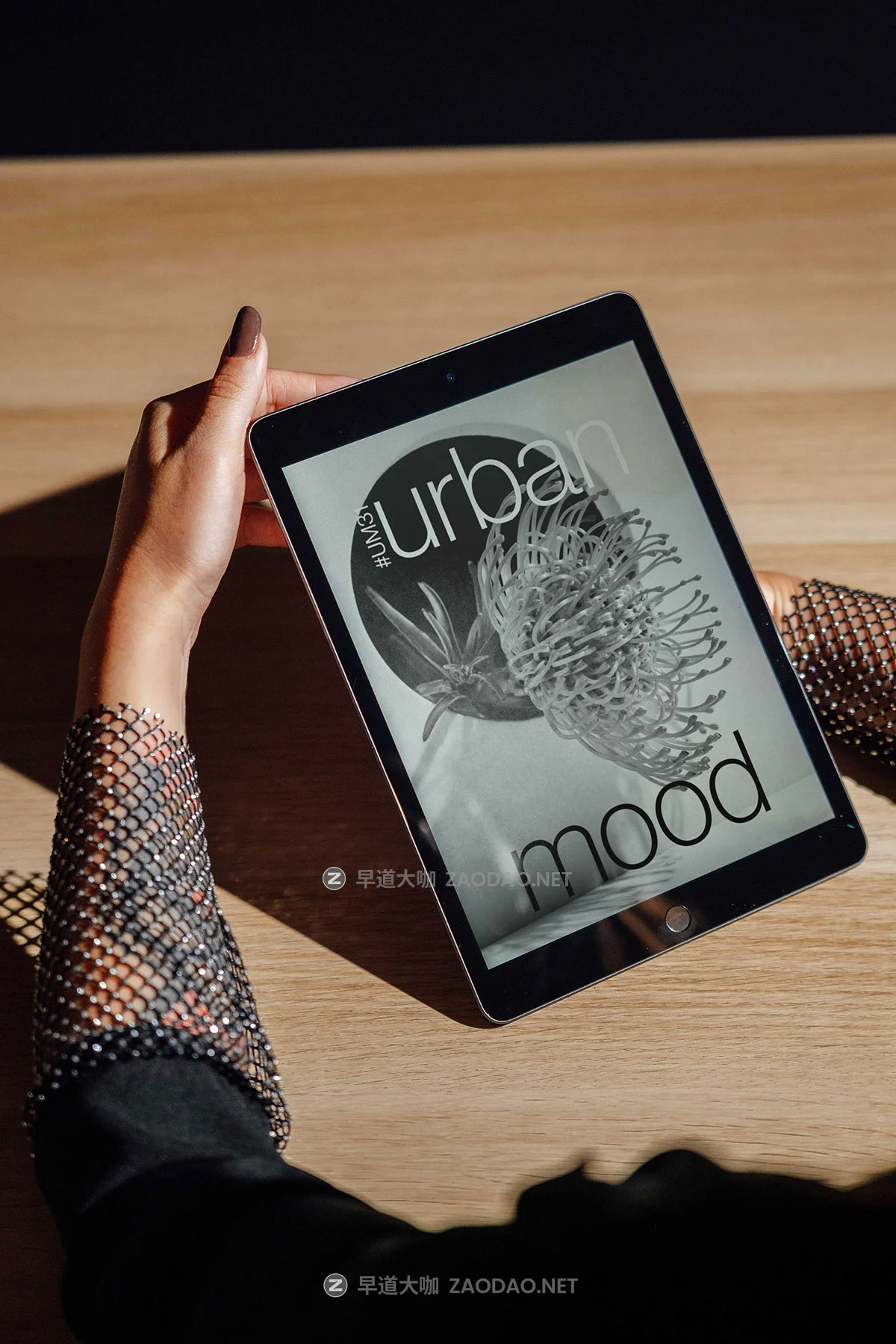 33款国外高级名牌标牌报纸海报扇子帆布袋挂绳渔夫帽手机电脑vi贴图psd样机模板 MelangeMockup – Urban Mood Mockup Collection插图23 33款国外高级名牌标牌报纸海报扇子帆布袋挂绳渔夫帽手机电脑vi贴图psd样机模板 MelangeMockup – Urban Mood Mockup Collection插图23