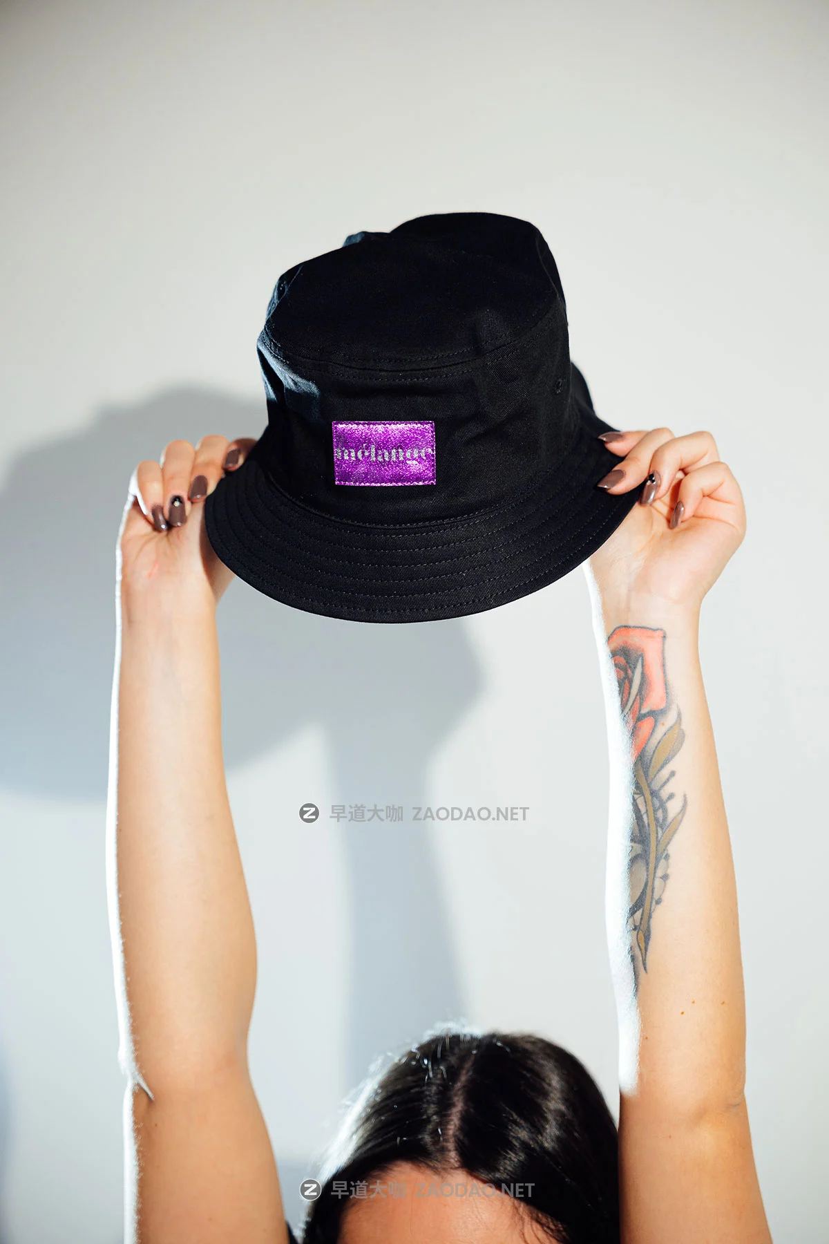 7款国外高级标牌报纸海报帆布袋挂绳渔夫帽vi贴图psd样机模板Melange Mockup – Urban Mood Mockup Collection P1插图4 7款国外高级标牌报纸海报帆布袋挂绳渔夫帽vi贴图psd样机模板Melange Mockup – Urban Mood Mockup Collection P1插图4