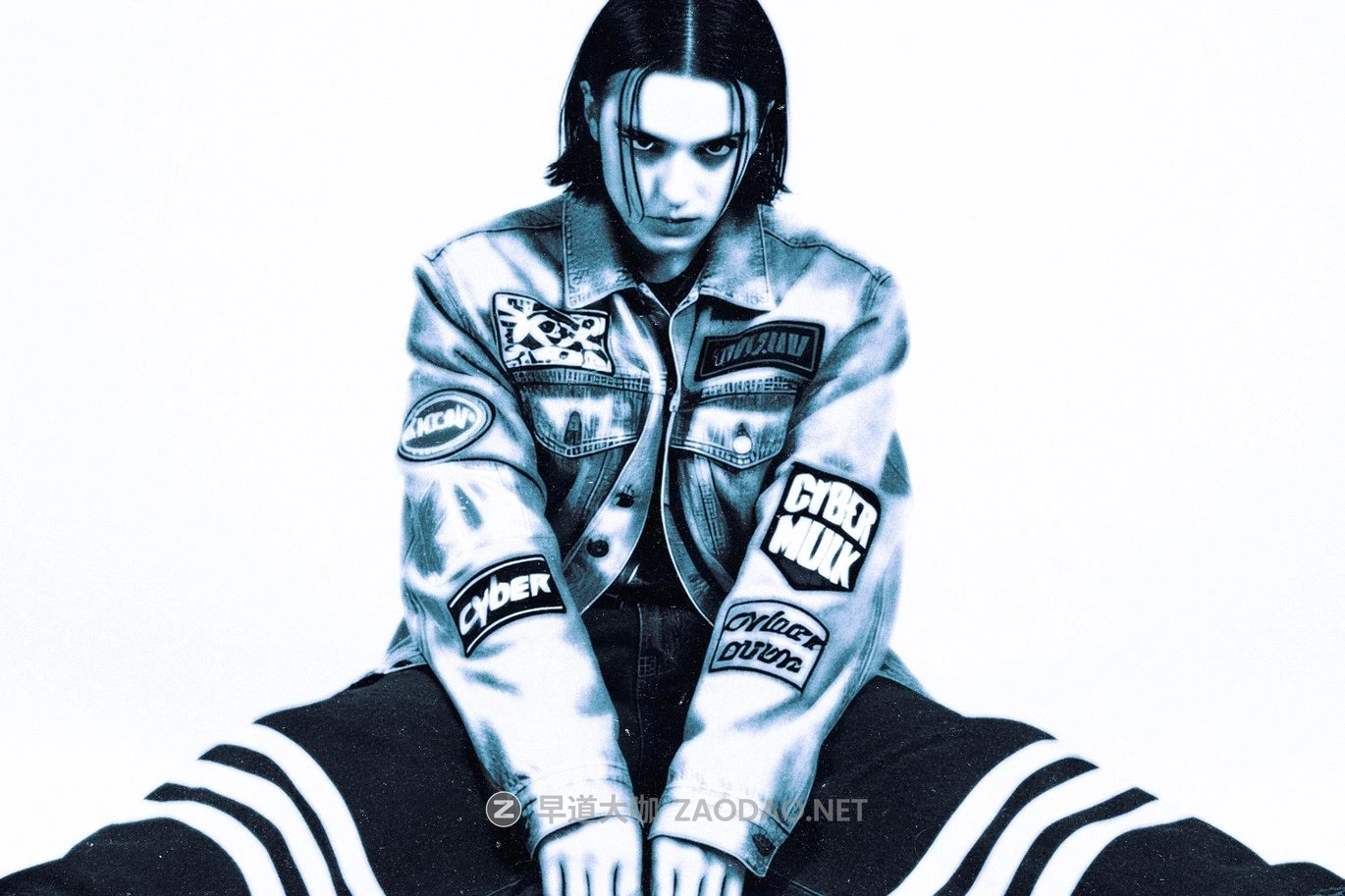 复古Y2K冷色调颗粒灰尘发光照片效果PS特效滤镜样机 Y2K Frozen Photo Effect插图1 复古Y2K冷色调颗粒灰尘发光照片效果PS特效滤镜样机 Y2K Frozen Photo Effect插图1