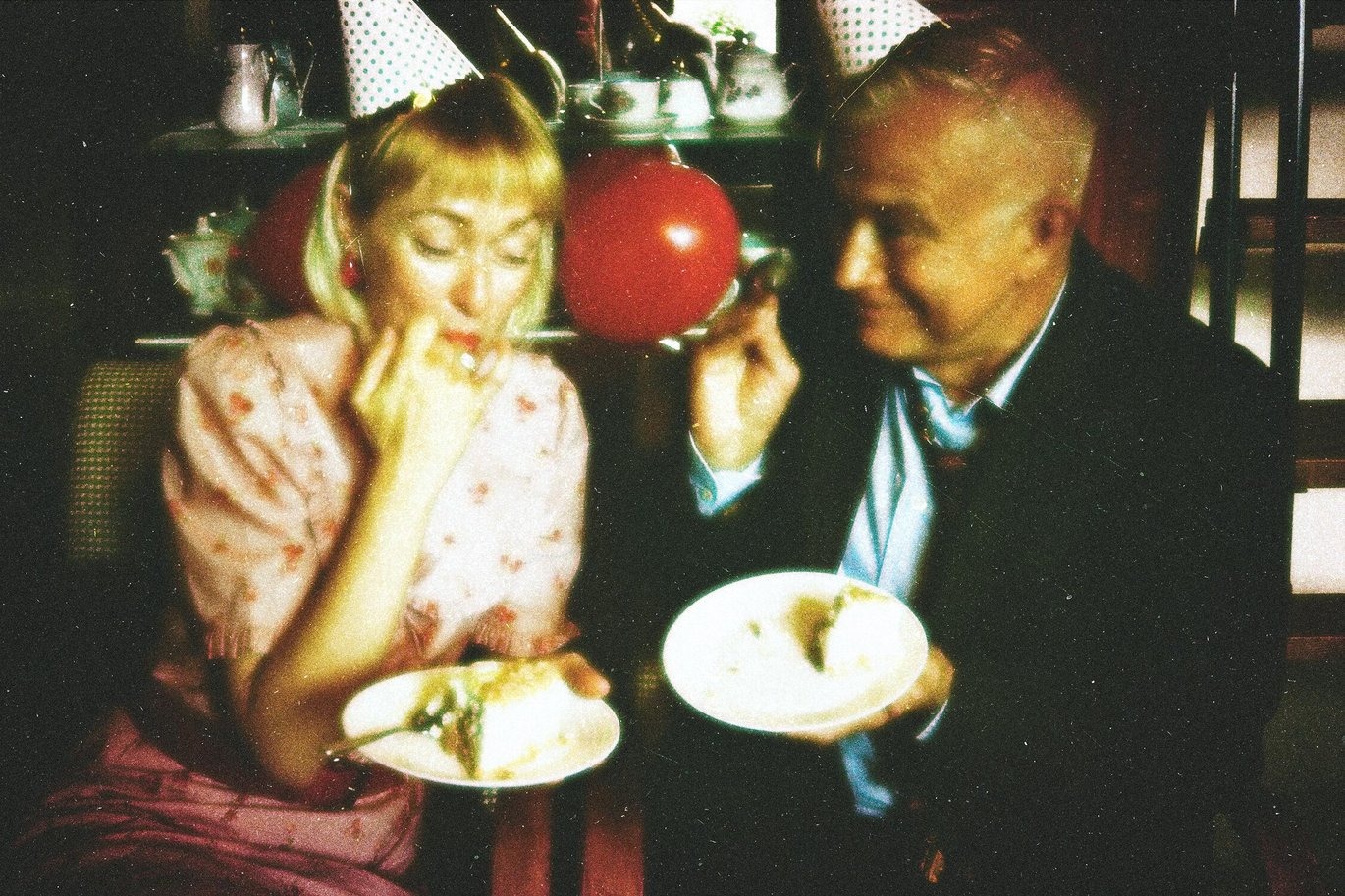 时尚复古模糊颗粒划痕照片效果ps特效滤镜样机 Oldie Photo Card Effect插图2 时尚复古模糊颗粒划痕照片效果ps特效滤镜样机 Oldie Photo Card Effect插图2