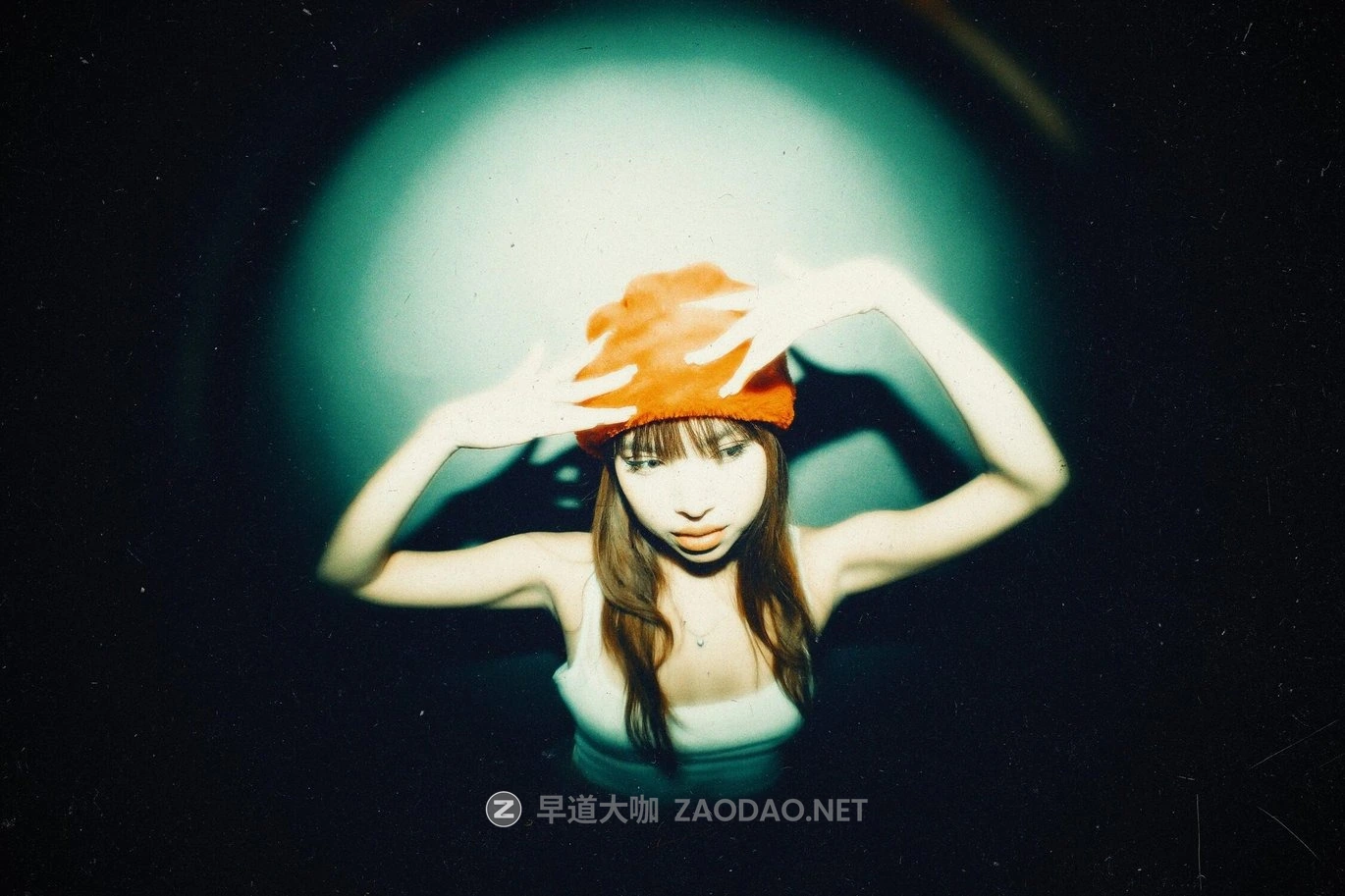 复古绿色柔和色调模糊颗粒电影照片效果ps特效滤镜样机 Soft Cinema Focus Effect插图3 复古绿色柔和色调模糊颗粒电影照片效果ps特效滤镜样机 Soft Cinema Focus Effect插图3