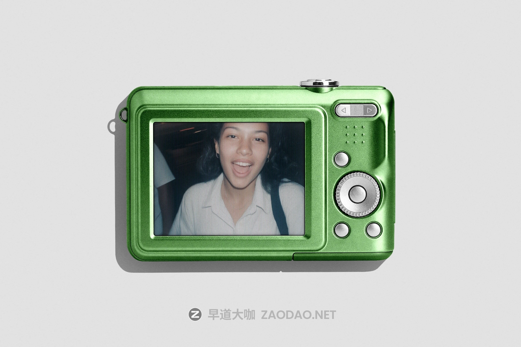 复古怀旧数码相机屏幕演示作品集贴图PS样机模板设计素材 Colorful Pocket Camera Mockup插图1 复古怀旧数码相机屏幕演示作品集贴图PS样机模板设计素材 Colorful Pocket Camera Mockup插图1