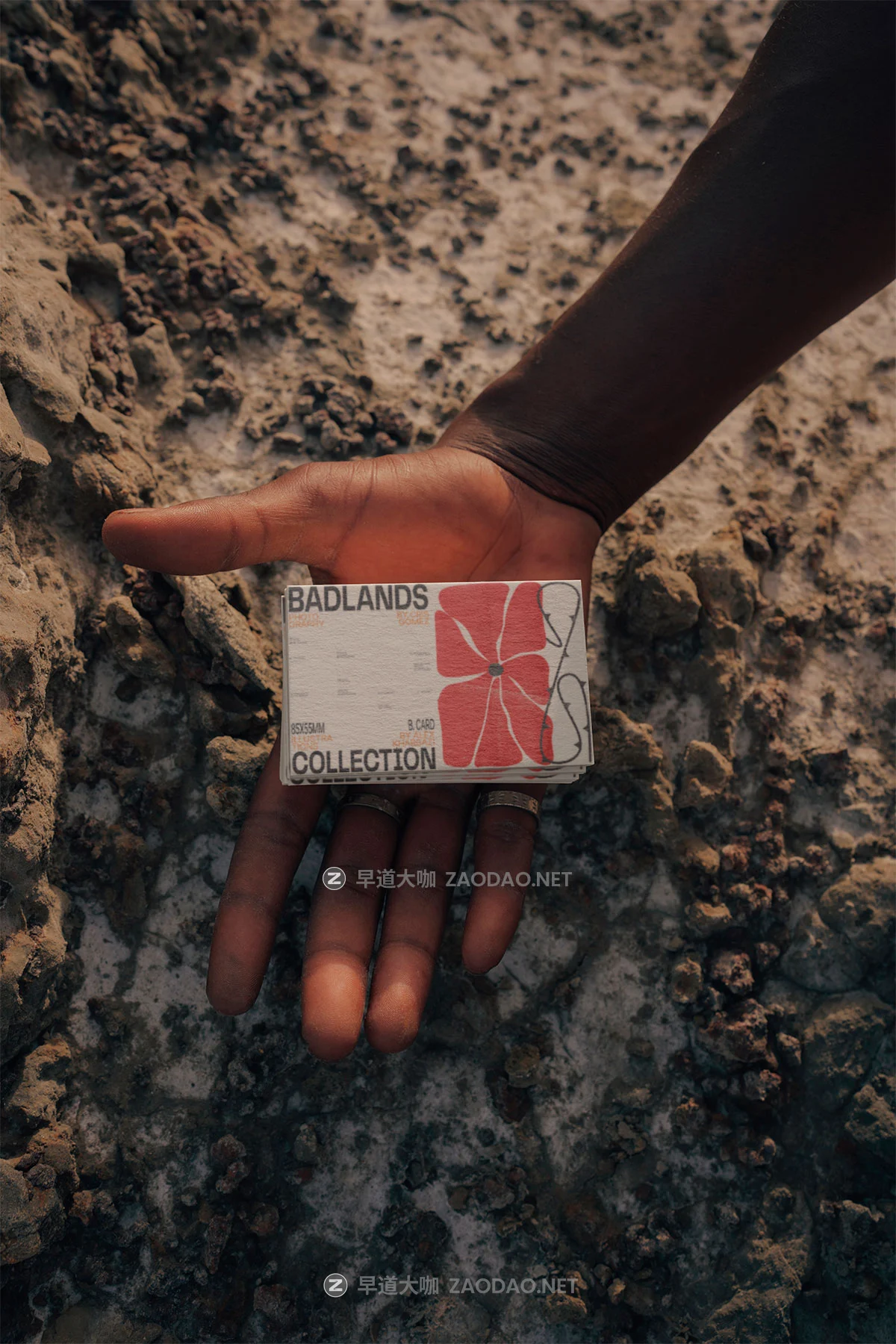 7款沙漠场景名片画册海报单页渔夫帽T恤vi设计贴图psd样机模板 Bendito Mockup – BADLANDS Collection P2插图6 7款沙漠场景名片画册海报单页渔夫帽T恤vi设计贴图psd样机模板 Bendito Mockup – BADLANDS Collection P2插图6