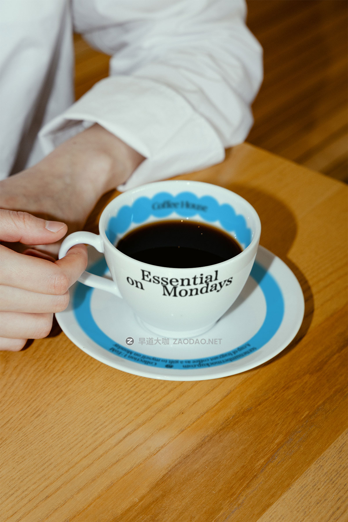 7款质感小众咖啡VI设计手提纸杯塑料杯名片包包装袋海报T恤展示贴图PSD样机模板 Scene Number Mockup – S#1 EOM Collection P2插图6 7款质感小众咖啡VI设计手提纸杯塑料杯名片包包装袋海报T恤展示贴图PSD样机模板 Scene Number Mockup – S#1 EOM Collection P2插图6