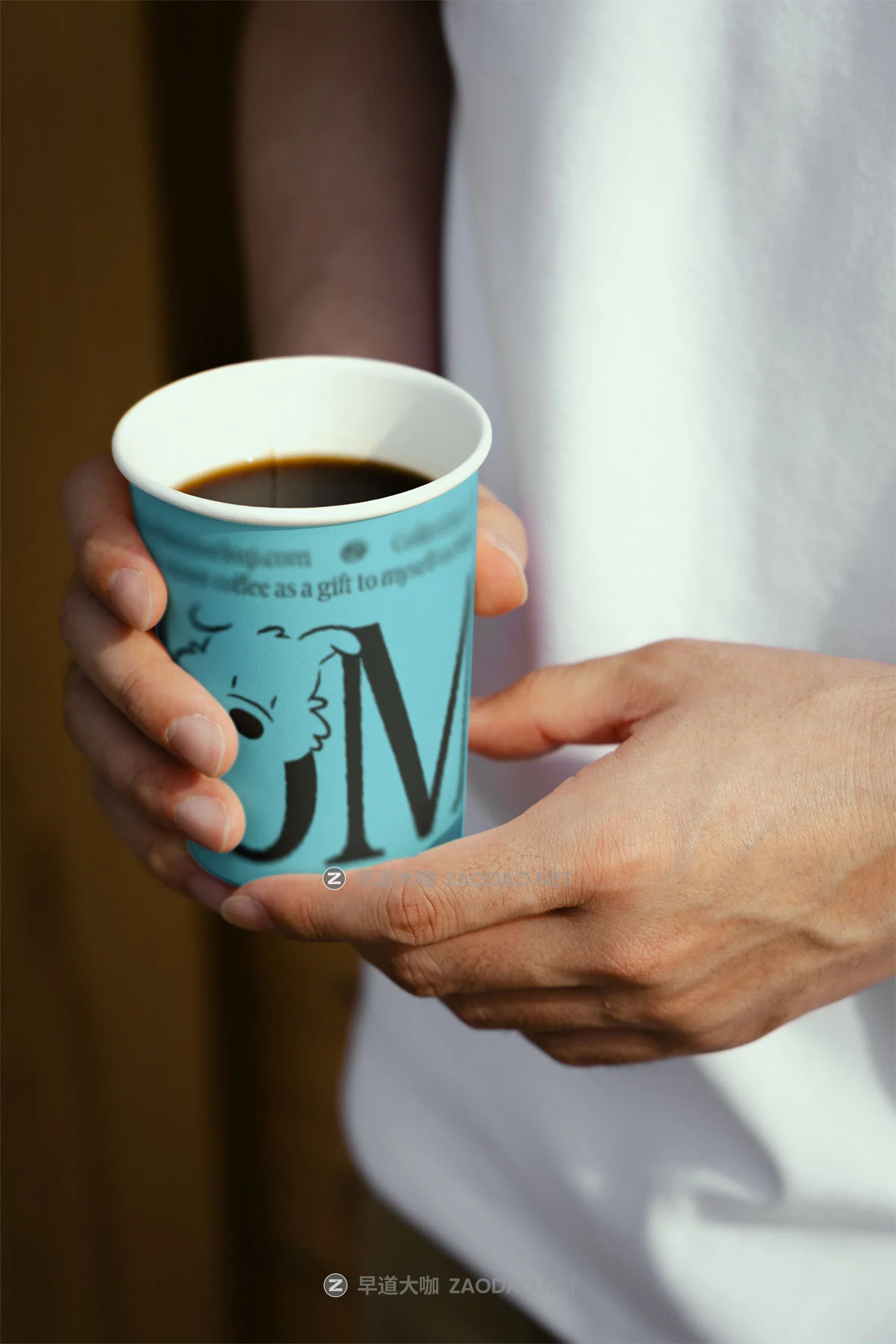 7款质感小众咖啡VI设计手提纸杯塑料杯名片包包装袋海报T恤展示贴图PSD样机模板 Scene Number Mockup – S#1 EOM Collection P2插图4 7款质感小众咖啡VI设计手提纸杯塑料杯名片包包装袋海报T恤展示贴图PSD样机模板 Scene Number Mockup – S#1 EOM Collection P2插图4