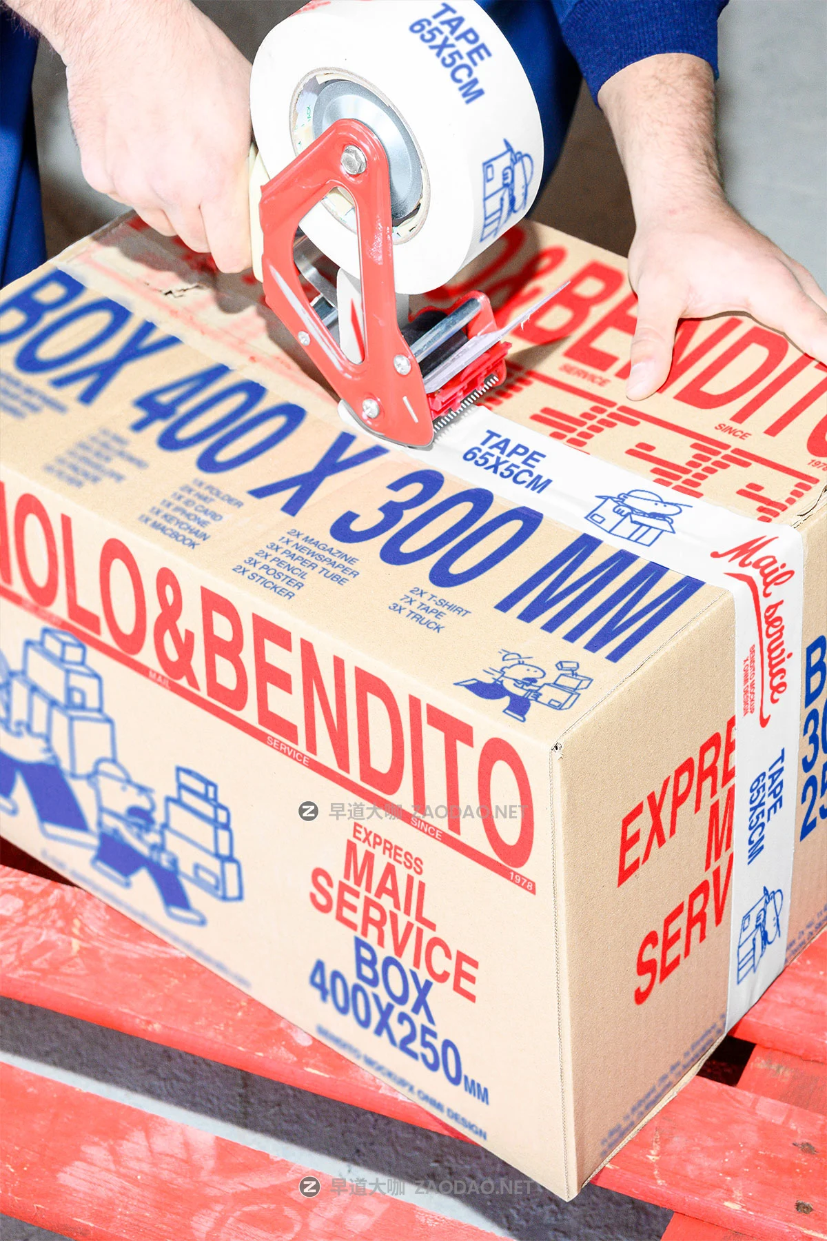 7款高级物流快递包装箱纸管封装胶带品牌VI设计PS贴图样机模板 Bendito.Mockup – Manolo & Bendito P3插图7 7款高级物流快递包装箱纸管封装胶带品牌VI设计PS贴图样机模板 Bendito.Mockup – Manolo & Bendito P3插图7