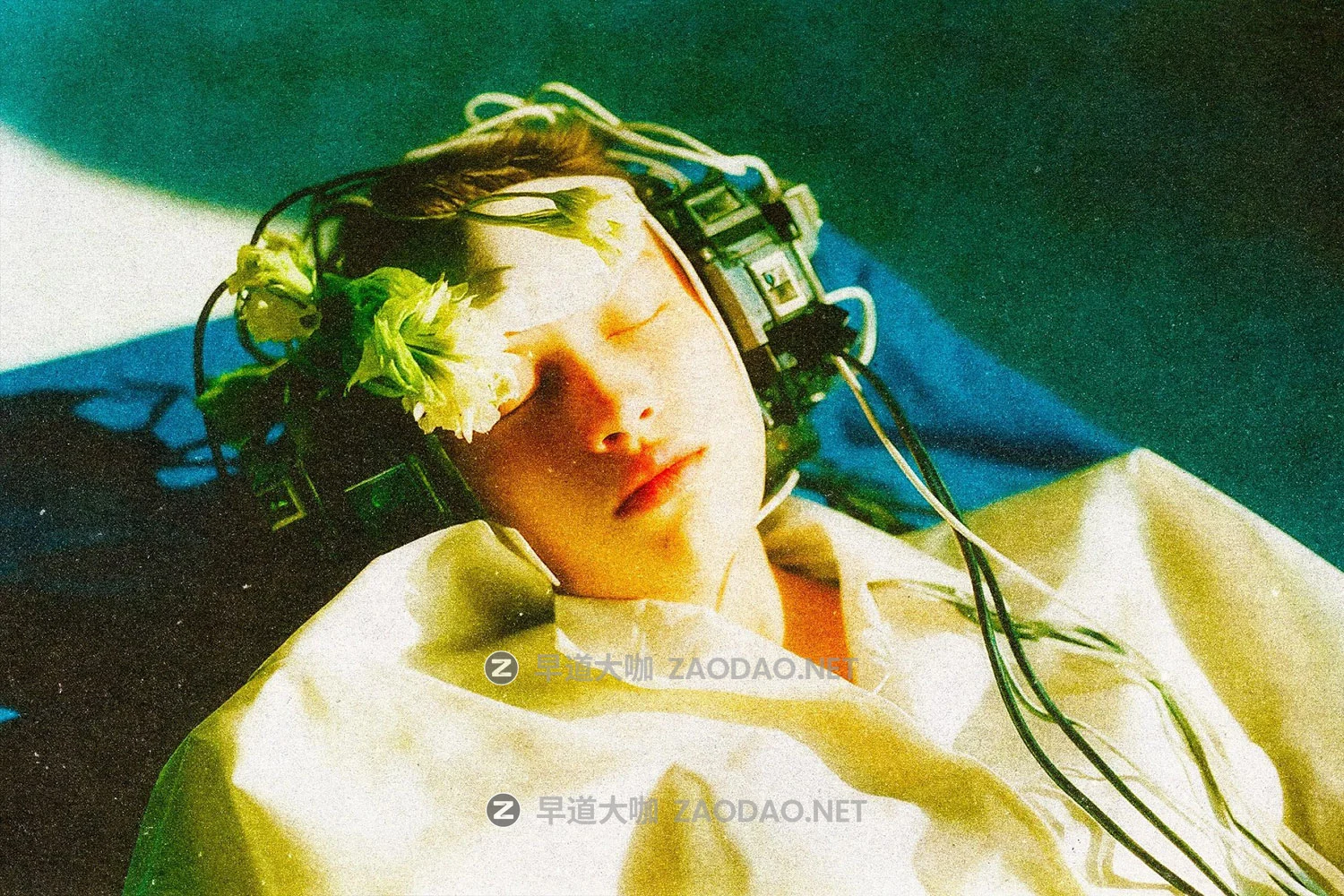 朦胧模糊颗粒感冷色调电影级复古人像图片修图ps特效样机 Blur Cold Postcard Effect插图4 朦胧模糊颗粒感冷色调电影级复古人像图片修图ps特效样机 Blur Cold Postcard Effect插图4